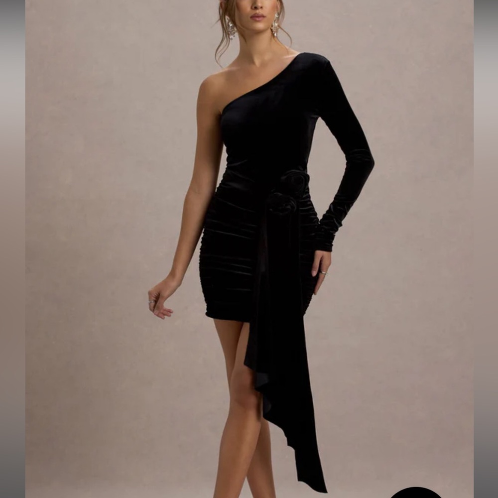 Club London BLACK VELVET ONE SLEEVE MINI DRESS WITH FLOWER DRAPE